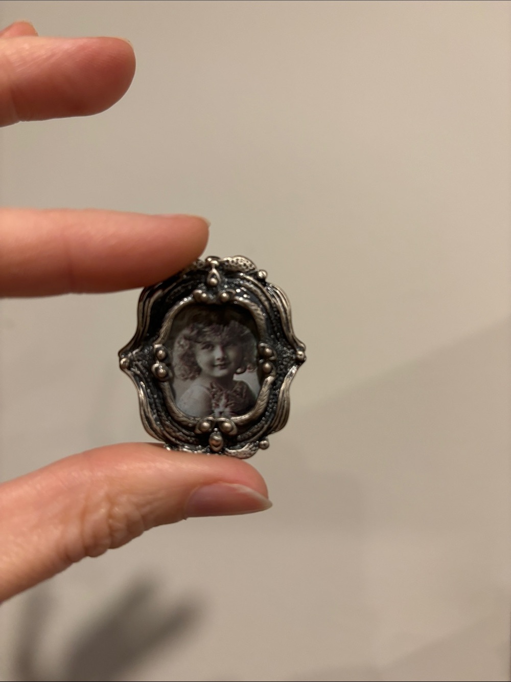Vintage-Inspired Silver Photo Brooch Pendant - Silver colour